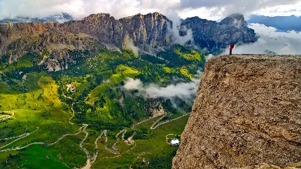 نگاره ای دل انگیز از یک کوهنورد بر فراز کوه بلند با دامنه طبیعتی