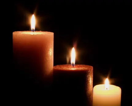 عکس سه شمع روشن در بک گراند سیاه برای عرض تسلیت به بازمانده 