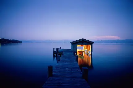 خاص ترین عکس اسکله باریک کنار کلبه چوبی روی دریا در شب