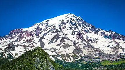 پوستر حیرت انگیز یگ کوه بزرگ با خانه های زیبا در دامنه با کیفیت Full HD