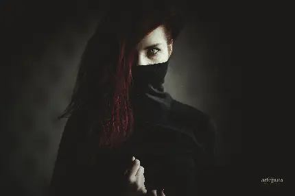 عکس پروفایل دختر با ماسک سیاه و موهای قرمز بلند ترسناک