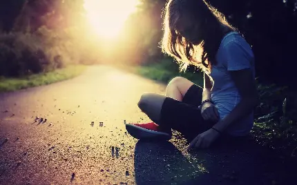 عکس دختر بدون چهره تنها و افسرده در کنار جاده جنگلی سرسبز