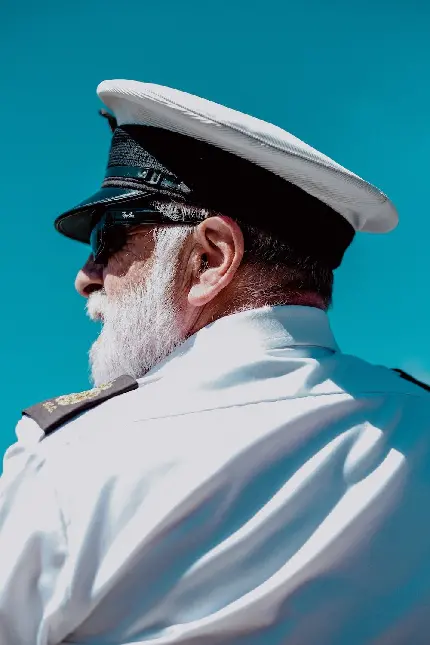 عکس استوک ناخدا و دریادار با تجربه نیروی دریایی زیر نور خورشید