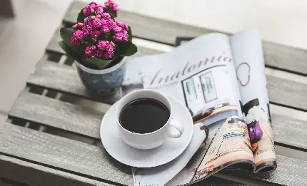 شیکترین تصویر عاشقانه فنجان قهوه ترک در کنار گلدان و مجله