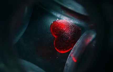 عکس احساسی قلب قرمز شیشه ای در آب برای ساخت عکس نوشته