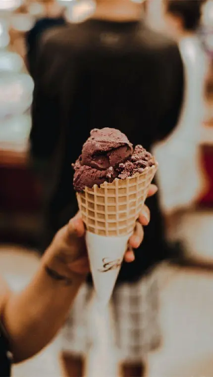 عکس جذاب و به روز بستنی قیفی شکلاتی برای استوری فیک اینستاگرام
