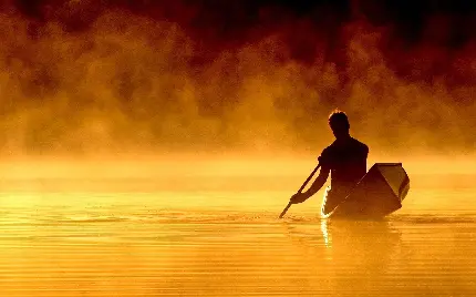 تصویر زمینه چشم نواز پارو زدن روی قایق چوبی در میان مه