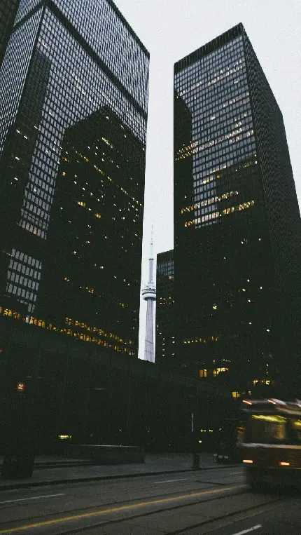 دانلود تصویر خیلی زیبا از دو تا ساختمان بلند با چراغ روشن 
