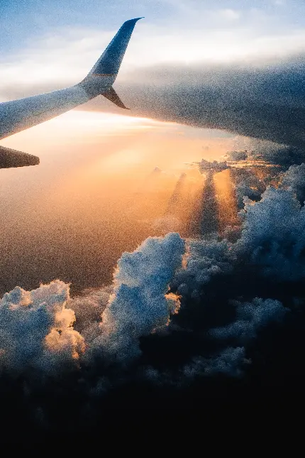 والپیپر بال هواپیما و چشم انداز ابرهای پراکنده مناسب اندروید