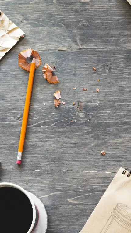تصویر جالب ودیدنی از مداد تراشیده شده در کنار یک فنجان قهوه 