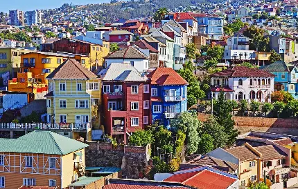 تصویر باکیفیت از شهر رویایی با ساختمان های رنگارنگ