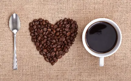 عکس فنجان قهوه و دیزاین قلب ساخته ‌شده از دانه های قهوه