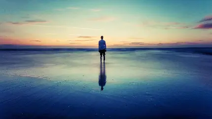 دانلود عکس پسر تنها در حال تماشای غروب ساحل دریا آرام