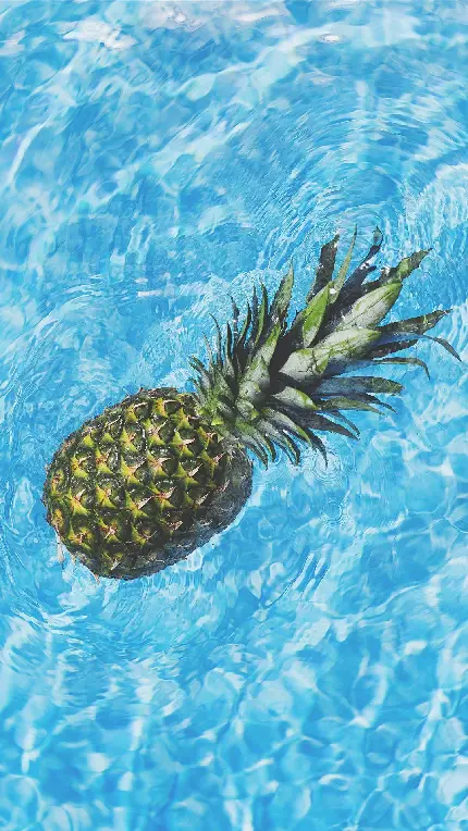 عکس استوک آناناس در آب استخر شفاف با کیفیت فوق العاده