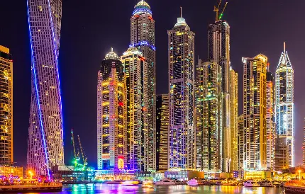 معماری مدرن روز دنیا و ساختمان های بلند و شیشه ای با نورهای رنگی 