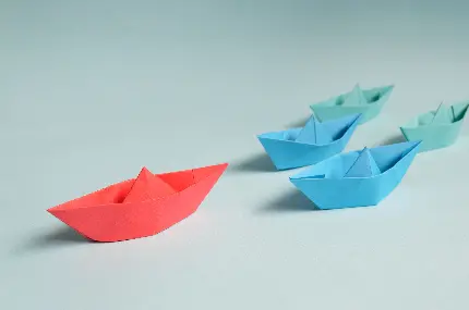 شیک ترین تصویر قایق های کاغذی در رنگ و اندازه متفاوت