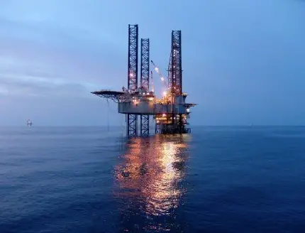 عکس استوک رایگان باشکوه سکوی نفتی پیشرفته شناور روی آب اقیانوس