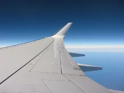 عکس زمینه بال هواپیما در بالای ارتفاعات با کیفیت عالی