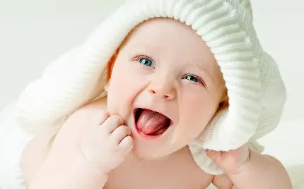 پس زمینه نوزاد شاد و خندان چشم آبی مخصوص محیط ویندوز 12