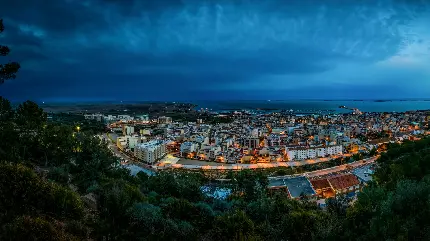 نگاره ای دلنشین و زیبا از تصویر یک شهر در شب با چراغهای نورانی