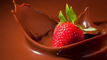 پس زمینه خوشگل شکلات کاکائویی مایع با تزئینات توت فرنگی