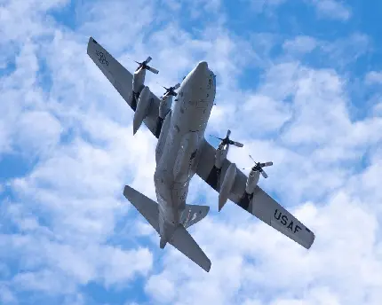 بک گراند جالب هواپیمای باربری سفید آمریکایی در آسمان