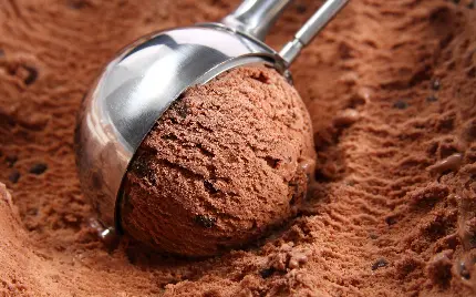 عکس بستنی اسکوپی قهوه ای با طعم محبوب شکلات اصل برای تابلو کافه