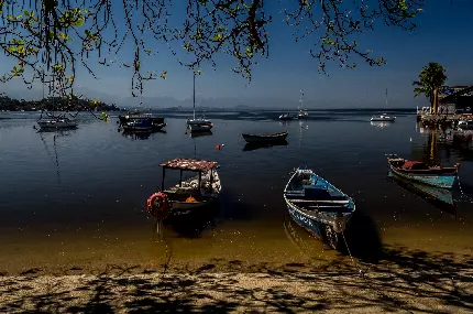 عکس زمینه فوق العاده زیبا از قایق های قشنگ در کنار آب 