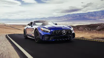 تصویر زمینه ماشین مرسدس بنز اسپرت AMG GT زیر آسمان آبی