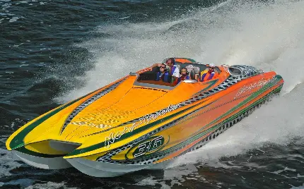عکس استوک قایق تندرو زرد برای تبلیغات مسابقات قایق رانی