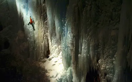 جالب ترین تصویر صخره نوردی در دل صخره های آهکی