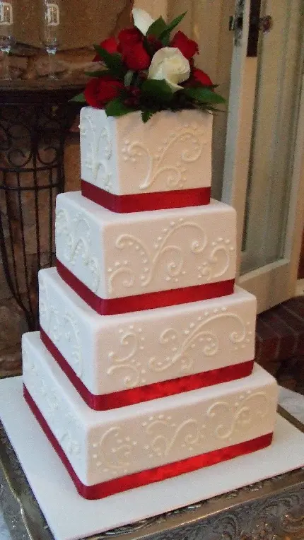 عکس مدل کیک عروسی مکعبی و چند طبقه برای عقد جدید و لاکچری