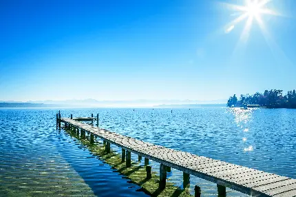 خوشگل ترین تصویر اسکله چوبی کنار ساحل دریا در روز آفتابی