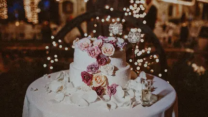 بک گراند خاص کیک عروسی گل کاری شده خامه ای با کیفیت بالا