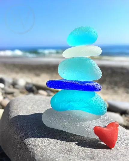 عکس پروفایل خاص سنگ های شیشه ای ساحلی روی هم چیده شده