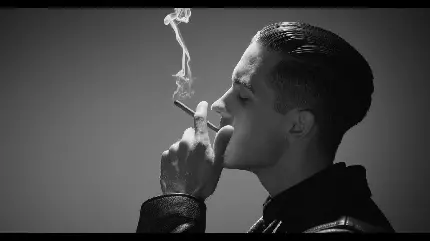 عکس سیاه سفید سیگار کشیدن پسر تنها با کیفیت فوق العاده