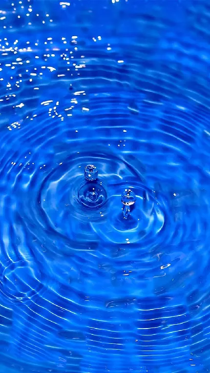 عکس زمینه انتزاعی با طرح موج مایع شفاف برای عاشقان رنگ آبی