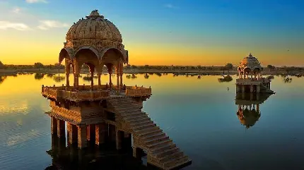 دانلود تصویر زمینه باشکوه معبد طلایی روی آب در هندوستان