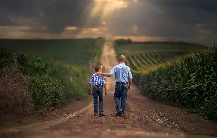 عکس پرکاربرد برای  پروفایل قدم زدن در طبیعت پدر و پسری 