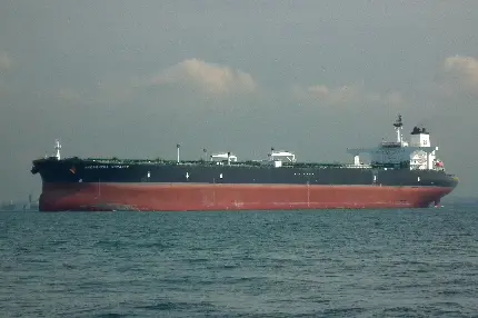 تصویر استوک کشتی تانکر نفت کش در دریای آرام از نمای دور