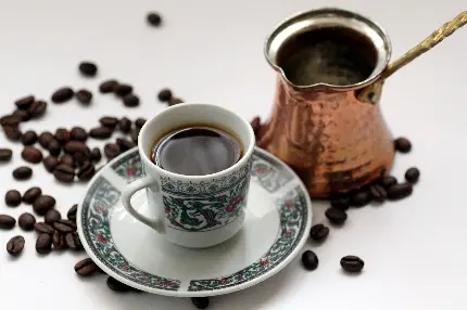 عکس استوک شیک فنجان قهوه ترک در کنار قهوه جوش مسی با کیفیت بالا