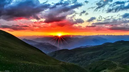تصویر زمینه کوهستان کاچکار ترکیه با آسمان رنگارنگ غروب 