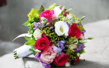 دانلود عکس استوک خوشگل دسته گل رنگارنگ برای هدیه به عروس