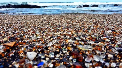 دانلود تصویر زمینه دوست داشتنی سنگ های شیشه ای رنگی در ساحل