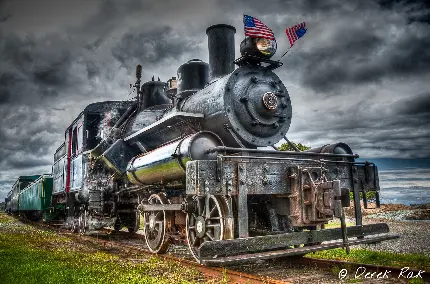 عکس از نزدیک لوکوموتیو قطار قدیمی آمریکا بر روی ریل مخصوص