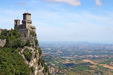 عکس برای استوری از قلعه ی سنگی بر روی کوه مرتفع و سبز