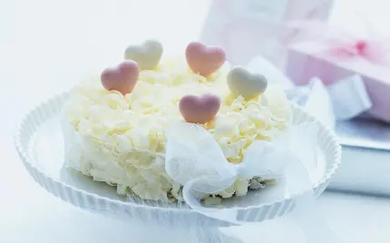 تصویر شکلات سفید با تزیینات قلبی برای خانم های خوش سلیقه