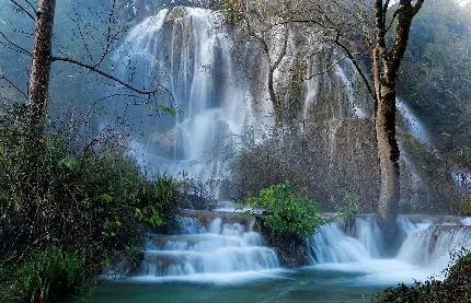 عکس فوق العاده زیبا و منحصر به فرد از آبشار بلند در دل طبیعت 