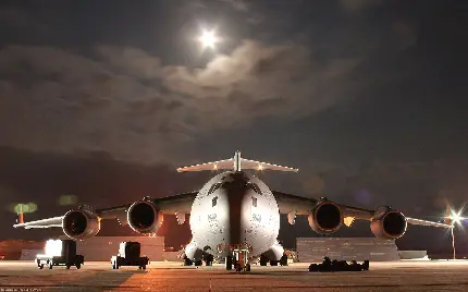 خوشگل ترین عکس هواپیمای باری بزرگ زیر نور ماه شب