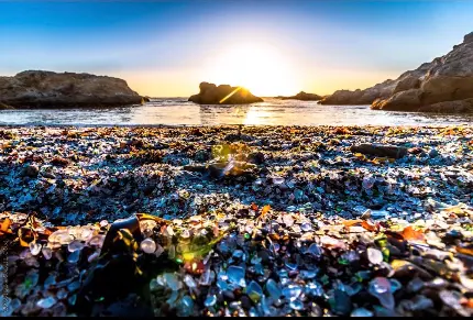 زیباترین پس زمینه سنگ های شفاف روی هم انباشته شده در ساحل